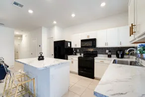 Beautiful and Cozy 3- bedroom townhouse - Image 5