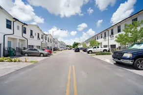 Beautiful and Cozy 3- bedroom townhouse - Image 2