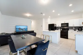 Beautiful and Cozy 3- bedroom townhouse - Image 3