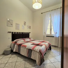 Comfortable, central but quiet, indoor parking - Image 5