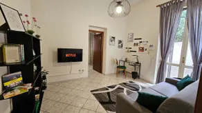 Comfortable, central but quiet, indoor parking - Image 2