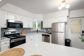 January PROMO! Remodeled Retreat w/ Huge Yard - Image 4