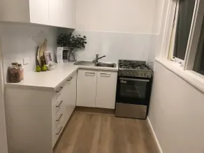 Light filled renovated , one bedroom in Elwood - Image 3