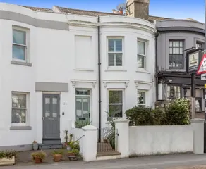 Very central 2-bed house with bags of character - Image 2