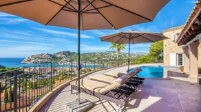 Villa with breathtaking views over the port - Image 4