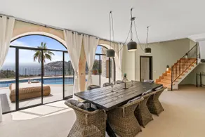 Villa with breathtaking views over the port - Image 5