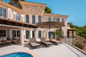 Villa with breathtaking views over the port - Image 3