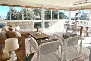 Water views, WIFI, 5mins to beach, late checkout - Image 2