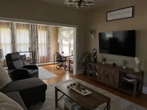 2-bedroom cottage with a gorgeous lake view. - Image 2