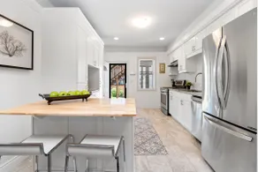 Charming Old Walkerville 2-Bedroom Luxury Suite - Image 3