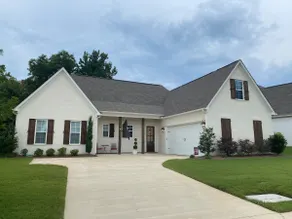Home in Oakmont subdivision. 3 miles to square - Image 2