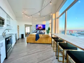 Private Downtown Penthouse with Sky Lounge & Pool! - Image 3