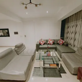 Spacious Apartment 201 near Plaza Mall with garage - Image 2