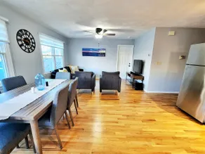 2bd Apt, 3 min walk to train, 7min to airport - Image 4
