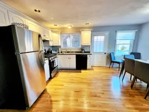 2bd Apt, 3 min walk to train, 7min to airport - Image 5