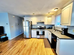 2bd Apt, 3 min walk to train, 7min to airport - Image 3