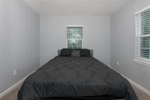 Cheerful 3 bedroom w/ dedicated parking! - Image 4