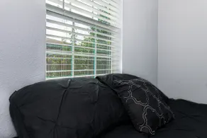 Cheerful 3 bedroom w/ dedicated parking! - Image 2