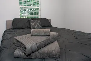 Cheerful 3 bedroom w/ dedicated parking! - Image 5