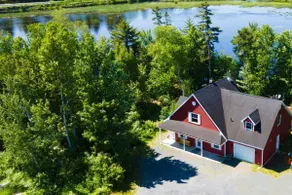 La Baie Cottage with Hot Tub and Sauna - Image 3