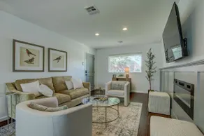 Tulsa Beauty- Middle of Midtown-Next to Brookside! - Image 4