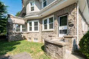 Cool “Blue” 2-bdrm Apt in Suburbs w/Free Parking - Image 2