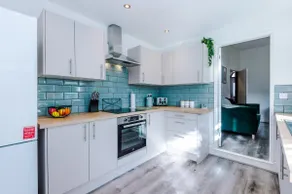 Modern Home Ideal for Business Groups Sleeps 7 - Image 2