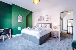 Modern Home Ideal for Business Groups Sleeps 7 - Image 3