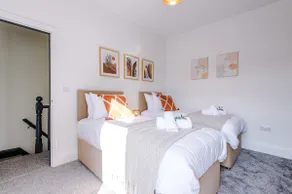 Modern Home Ideal for Business Groups Sleeps 7 - Image 4