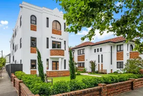 A1 Art Deco 2 Bedroom Apt Sleeps 5 Nimmo1 - Image 2