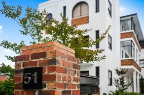 A1 Art Deco 2 Bedroom Apt Sleeps 5 Nimmo1 - Image 3