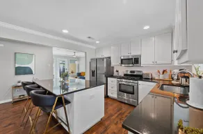 Renovated 3 bedroom walking to Grapevine Main St. - Image 3