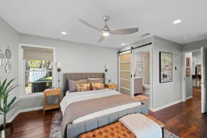 Renovated 3 bedroom walking to Grapevine Main St. - Image 2
