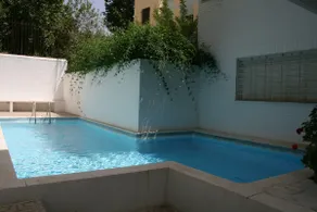 Mike’s City-Centre Apartment with Parking & Pool - Image 2
