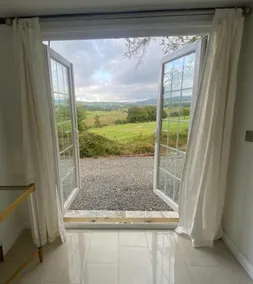 Cheerful 2 Bedroom Lodge - Image 4