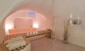 Charming suite with private hot tub - Image 3