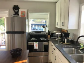 Contemporary 2-BR Apt w/ Balcony Near OU - Image 2