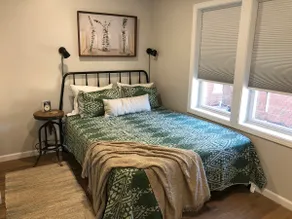 Contemporary 2-BR Apt w/ Balcony Near OU - Image 3