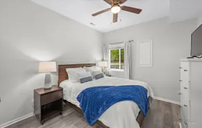 King bed Crystal Lake Mchenry Cary Cozy - Image 4
