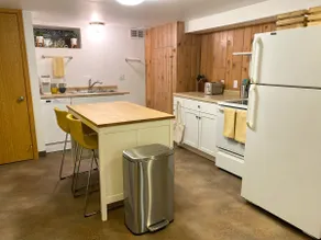 Cozy 1-Bedroom Apartment Near Downtown - Image 4