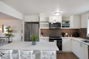 Modern & gorgeous W/ Easy Access to city & airport - Image 2