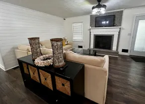 Peaceful pool home, perfect location! - Image 4