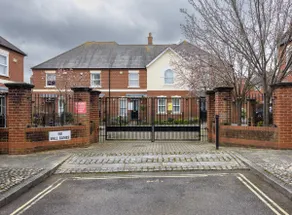 Charming 3-Bed House with 1 Parking space - Image 4