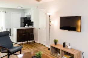 Amazing 2 Bdrm Townhome 5 min to UNC! - Image 2