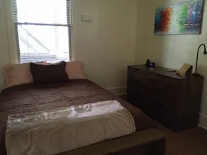 2 Bedroom apt. in nice, convenient neighborhood. - Image 4