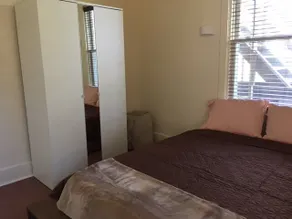 2 Bedroom apt. in nice, convenient neighborhood. - Image 5