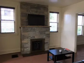 2 Bedroom apt. in nice, convenient neighborhood. - Image 2