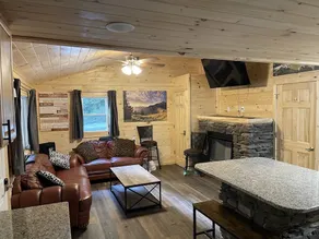 Creekside 3 bedroom 2 bath cabin on private creek - Image 2