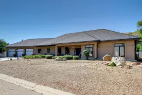 Coulee Estate - Hot Tub, Pool Table, Sleeps 10 - Image 2