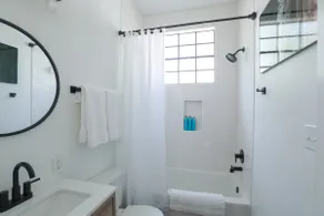 Renovated Spanish Town Studio | King Bed - Image 3